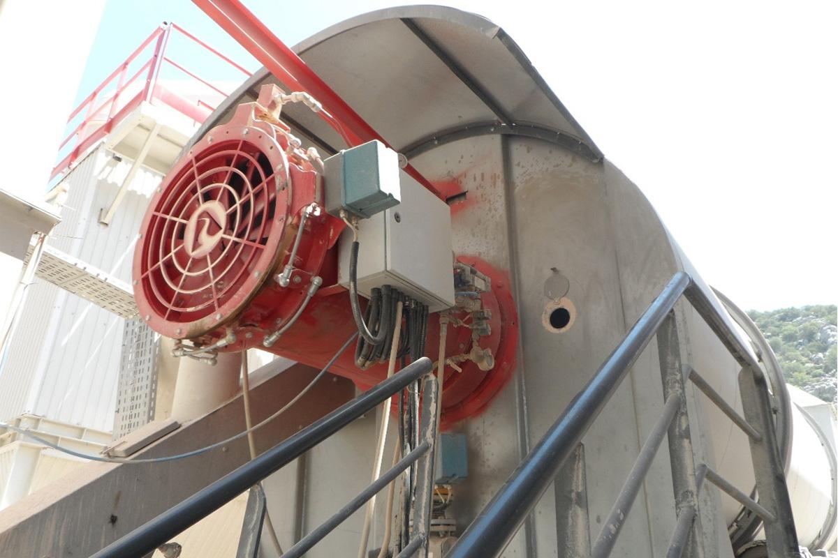 Brûleur industriel monté sur le tambour sécheur d’une centrale d’enrobage