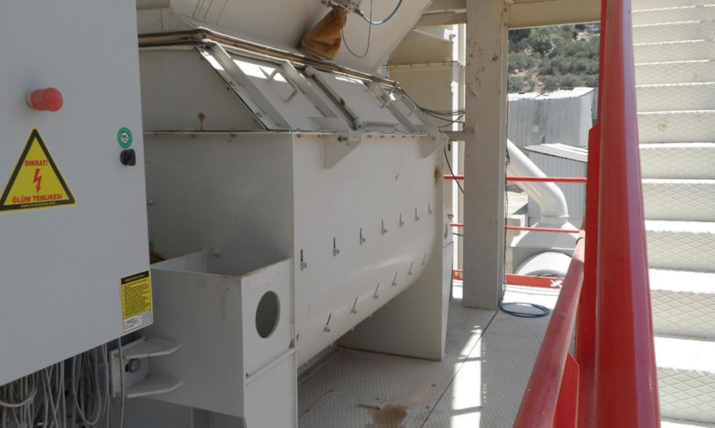Malaxeur de centrale d’enrobage monté dans la tour de malaxage
