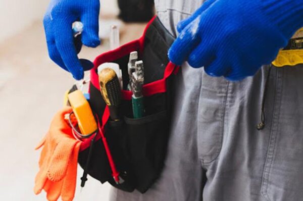 Luvas de trabalho e maleta de ferramentas do técnico de assistência