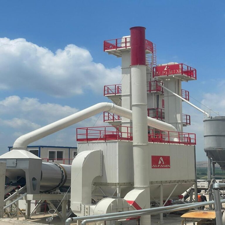 Centrale d’enrobage discontinue fixe avec tambour sécheur, filtre à manches et tour de malaxage