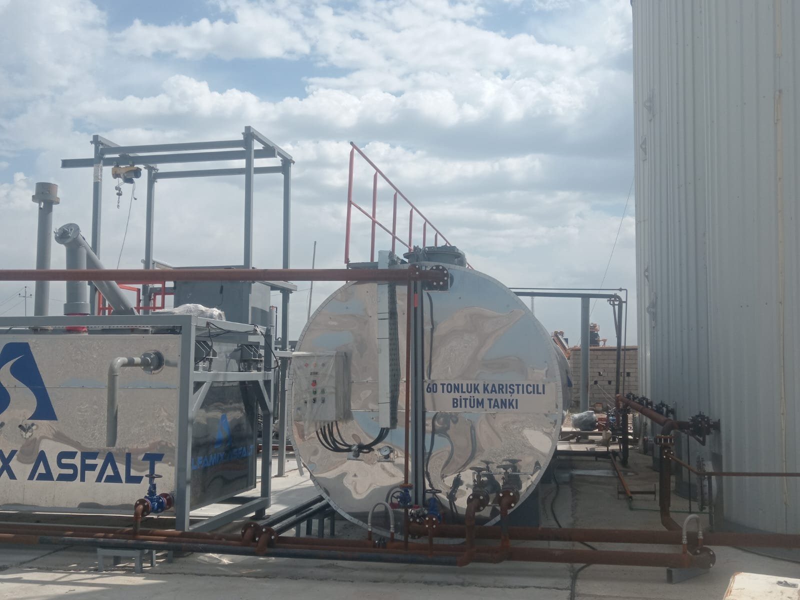 Alfamix 60-ton agitated bitumen tank for PMB and emulsion storage next to its process unit